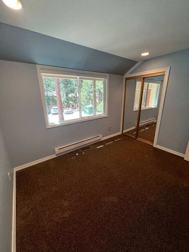 Building Photo - Available Now! 4 bedroom, 2.5 bath unit