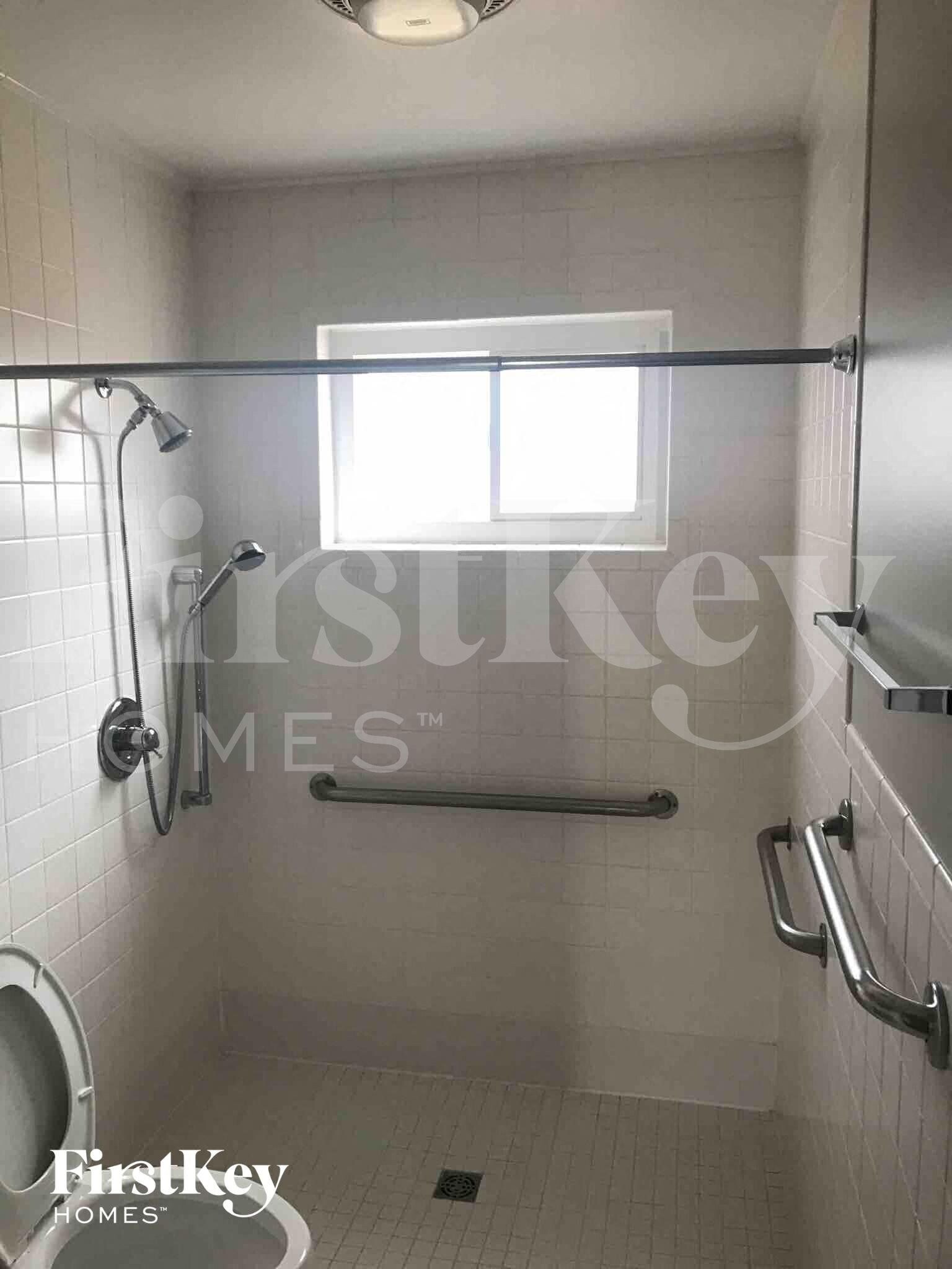 Building Photo - 1758 Hilltree Dr