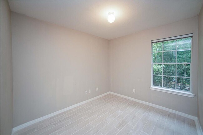 Building Photo - 1 Lake Forest Ct