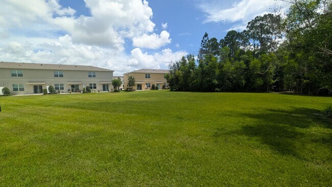 Building Photo - Spacious Townhome in Desirable Vizcaya Falls 3-bedroom, 2.5-bath townhome