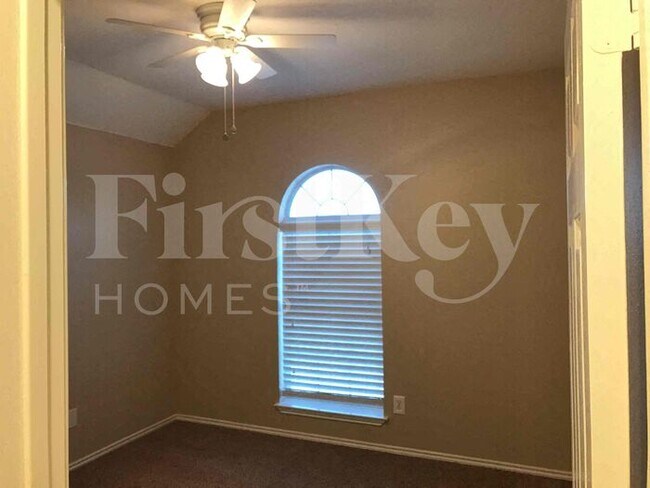 Building Photo - 2132 Montclair Ln