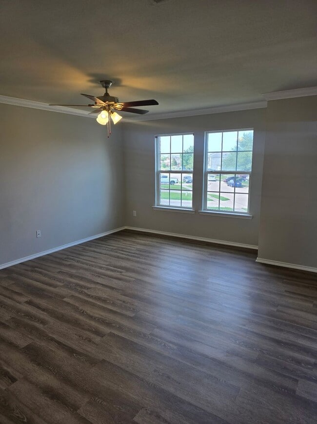 Building Photo - 4 Bedroom / 2.5 Bath / 2 Car Garage