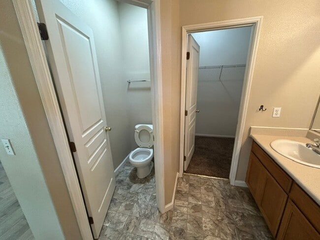 Building Photo - 3 Bedroom 2 Bathroom Home in SW Visalia! Close to Shopping and Restaurants!