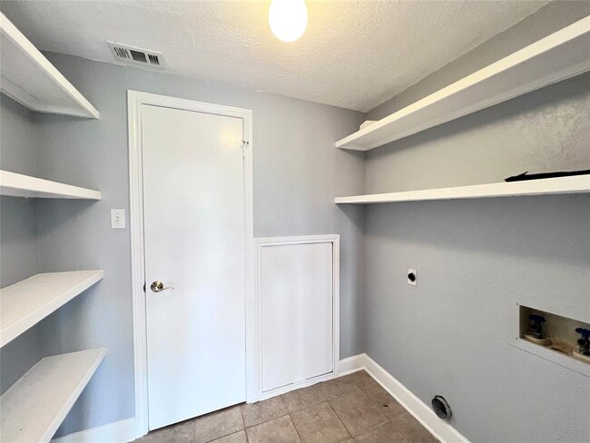 Building Photo - 4711 Spicewood Springs Rd