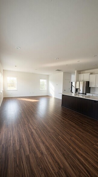 Building Photo - 5537 Hydrangea St