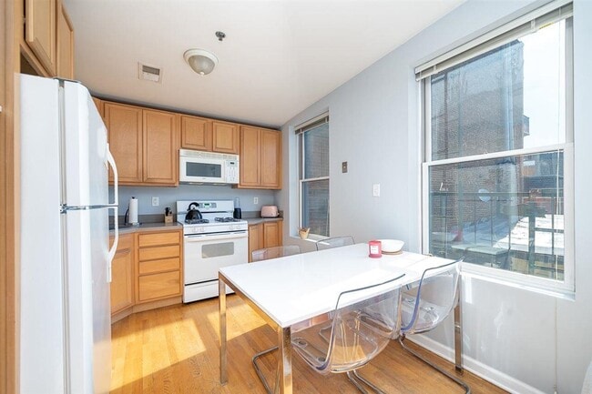 Building Photo - 254 6th St