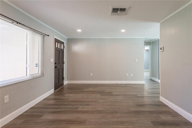 Building Photo - 2021 Valley Dr