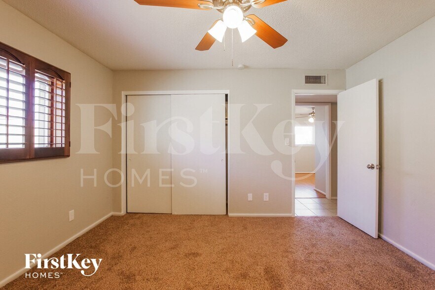 Building Photo - 4710 W Paradise Ln