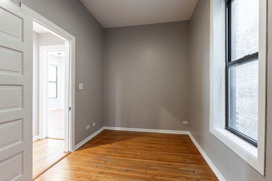 Building Photo - 2202 W Belmont Ave