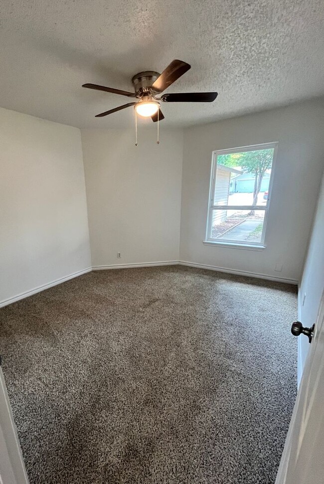 Building Photo - 4 Bedroom 2 Bath Near Lackland AFB **Conve...