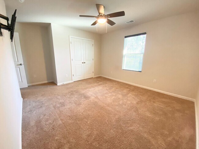 Building Photo - BETTER THAN NEW!