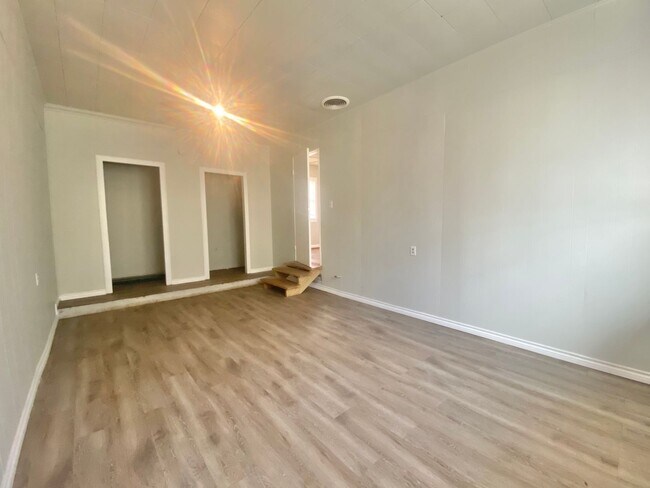 Building Photo - 3 bed 1 bath newly updated now available