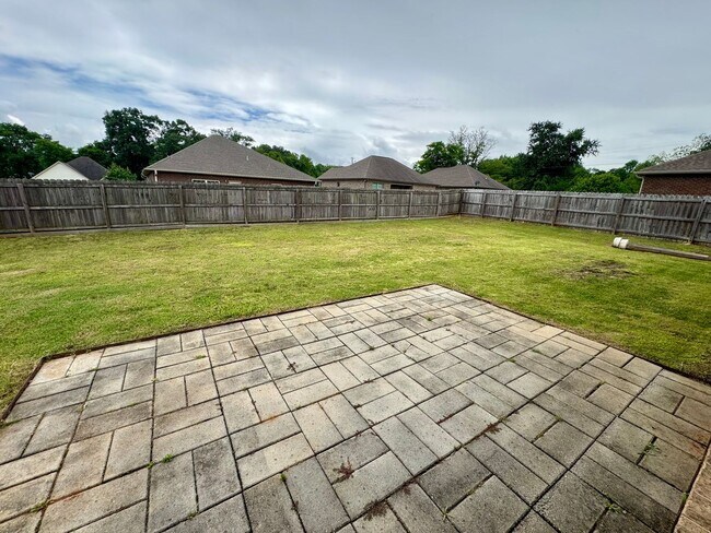 Building Photo - Nice Home Centrally Located in Athens!