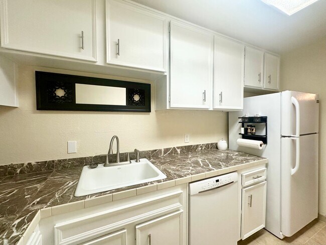Building Photo - AVAILABLE NOW! 1 Bed 1 Bath Apartment in P...