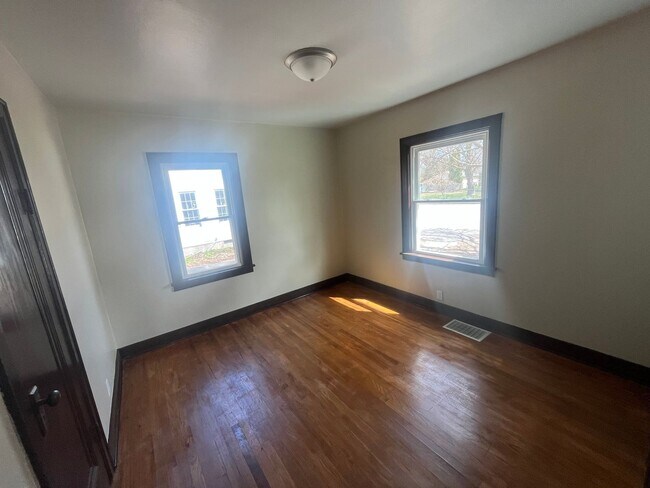 Building Photo - Fully Remodeled 2 Bedroom 1.5 Bathroom House in Moline