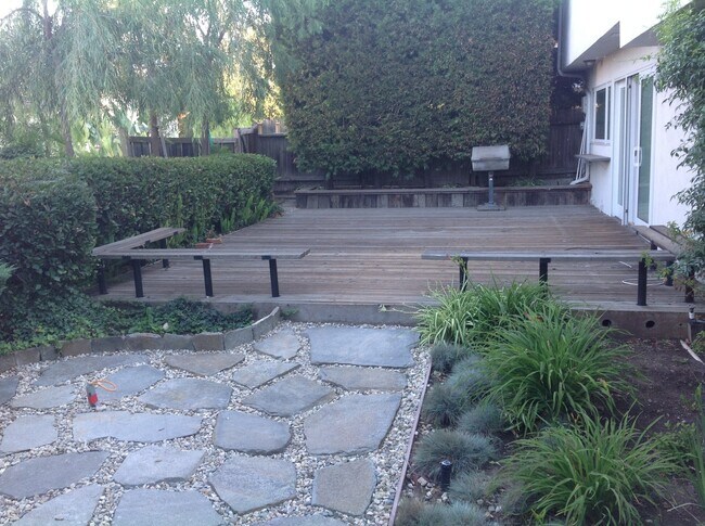 Building Photo - Stunning Newbury Park Home