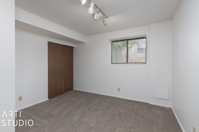 Building Photo - Fully Renovated 4-Bedroom Townhome in Prim...
