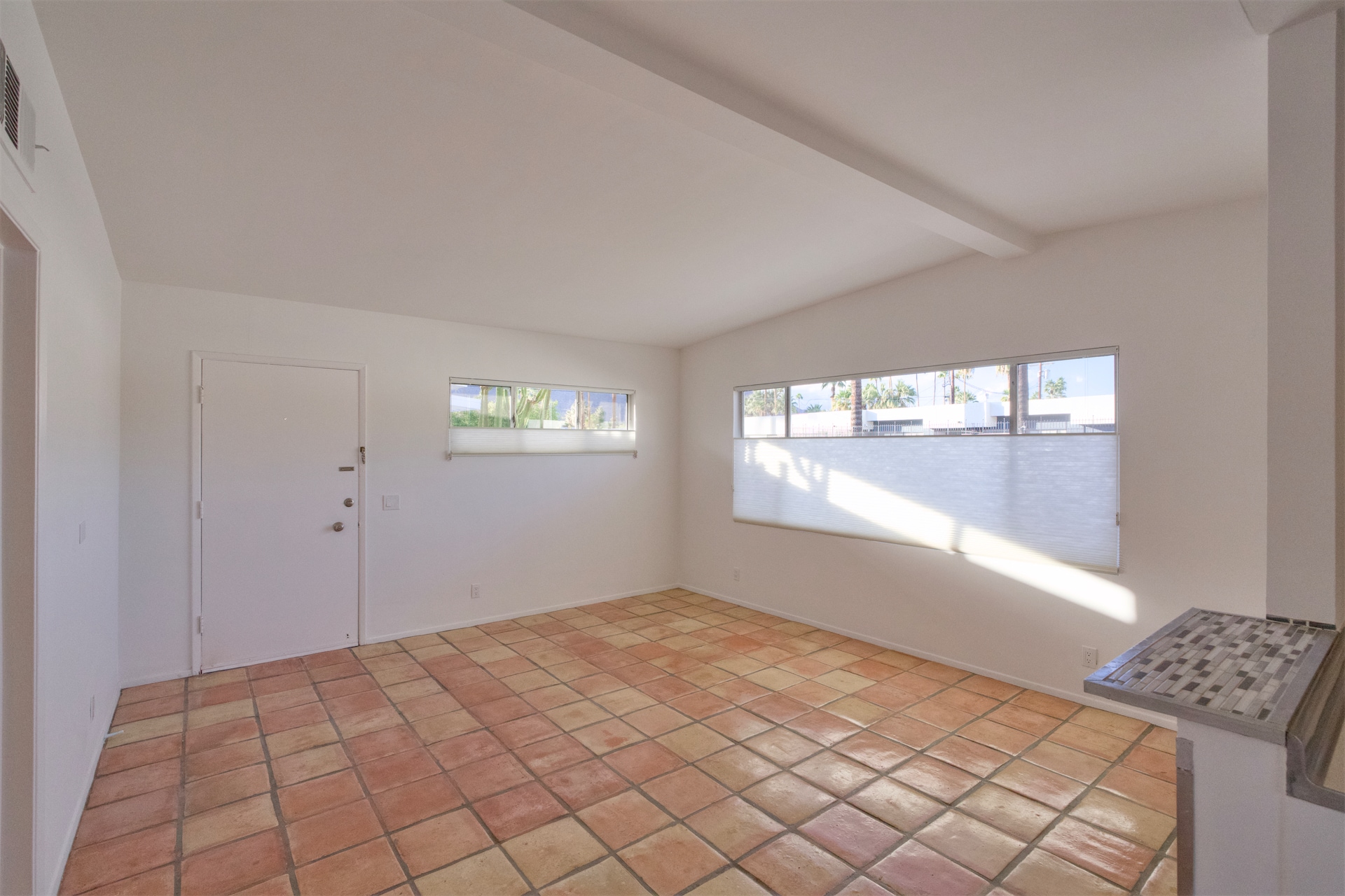 Building Photo - 975 E Camino Parocela