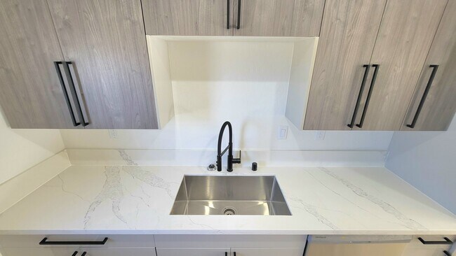 Building Photo - 1271 S Dandelion St