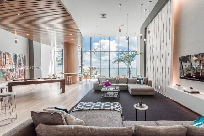 Building Photo - 460 NE 28th St