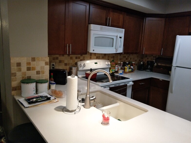 Building Photo - 2311 Balsam Dr