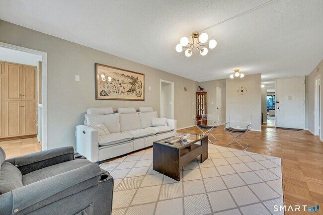 Building Photo - 44 Strawberry Hill Ave