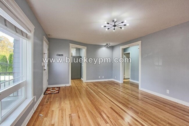 Building Photo - 3 Bed, 2 Bath Home Near Mill City Park in Portland