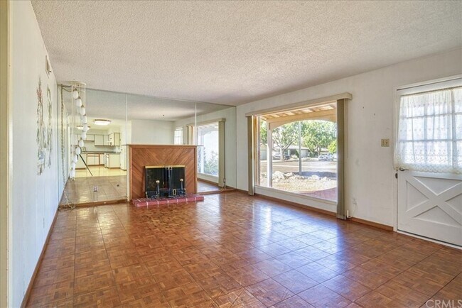 Building Photo - 5 Bedroom 3-bathroom Large single level home!