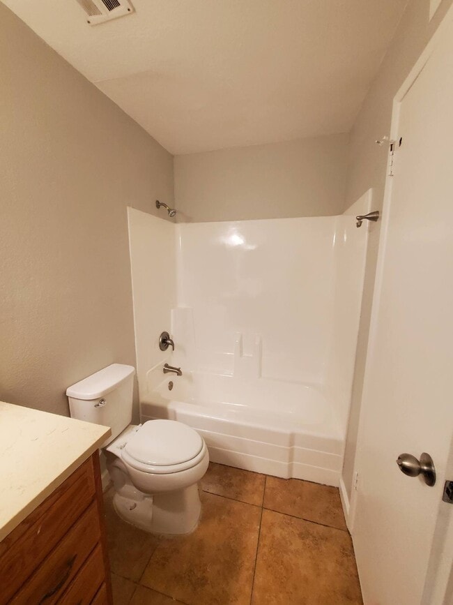 Building Photo - COMING UP! Charming 2-Bed, 1-Bath Apartment!
