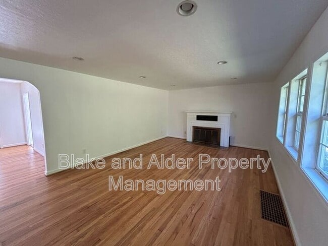 Building Photo - 198 NE 157th Ave