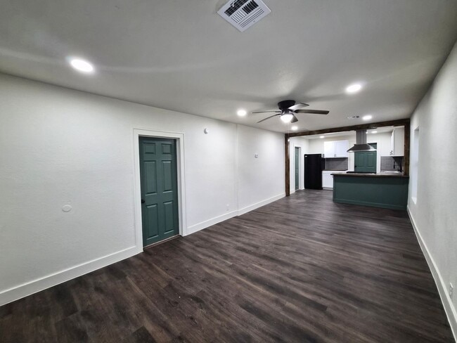 Building Photo - This beautifully updated 2-bedroom, 2-bath rental features modern updates throughout.
