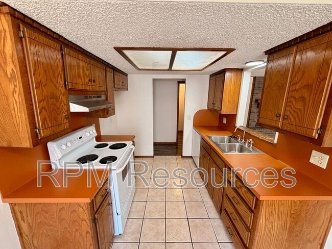 Building Photo - 7000 Woodlake Dr
