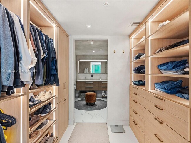 Building Photo - 9521 E Bay Harbor Dr