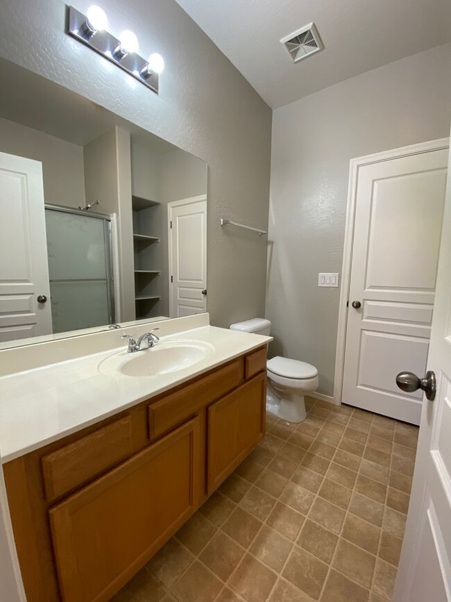 Building Photo - 3 Bedroom 2.5 bathroom beautiful house for...