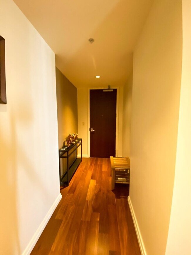 Building Photo - 1Bd/1.5BA Bellevue Condo