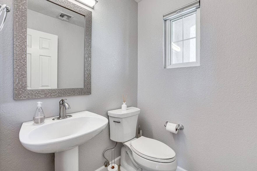 Building Photo - 3043 E Fremont Rd