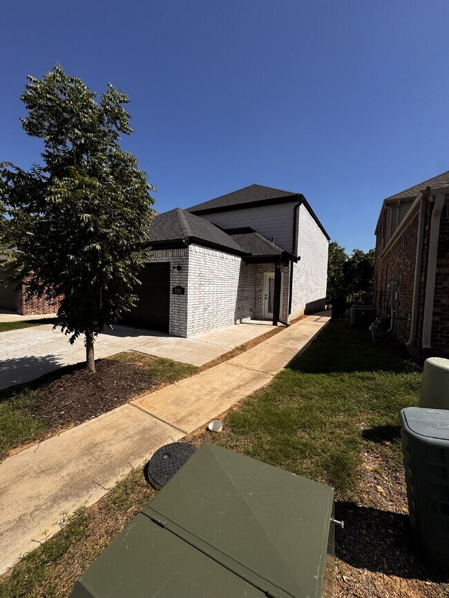 Building Photo - 2375 E Amherst Aly