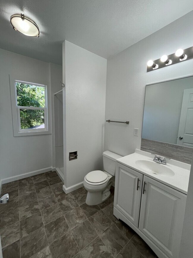 Building Photo - Recently Updated 2 Bed/1 Bath Upper Level Duplex Near Downtown!