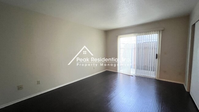 Building Photo - Spacious 2bd/2ba Duplex with 2 Car Garage