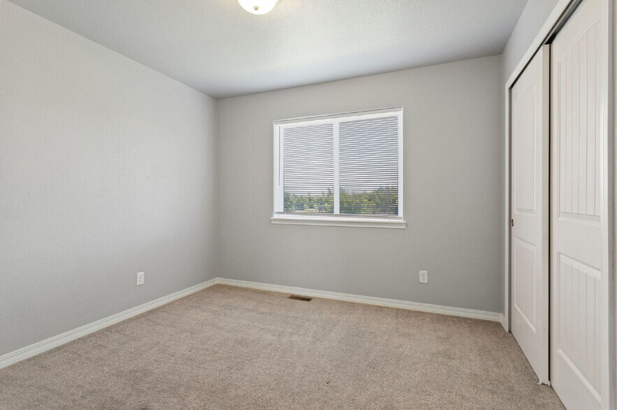 Building Photo - Spacious 4-Bed Home Minutes from Fort Cars...