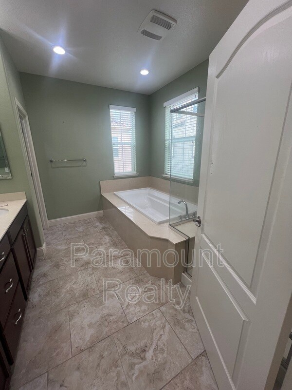 Building Photo - 3203 Vittoria Loop