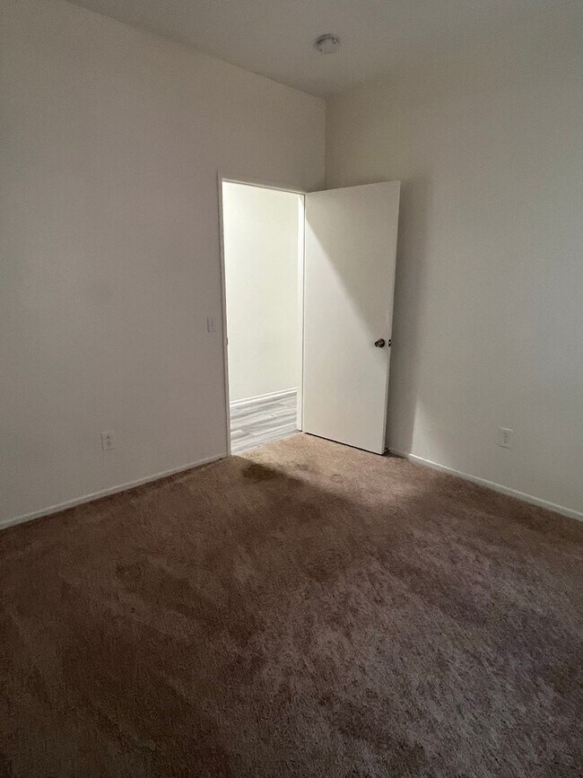 Building Photo - 3 bedroom 2 bath home with large yard available in Adelanto!