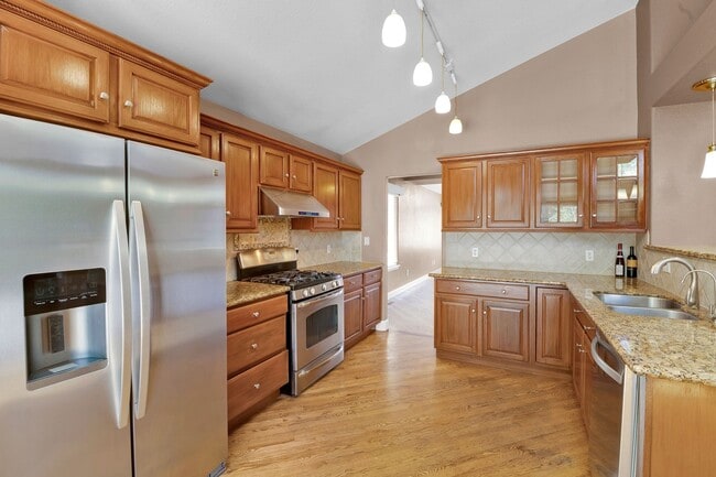 Building Photo - Beautiful home with 5 bedrooms, 3 1/2 bathrooms, 3-car garage available now!