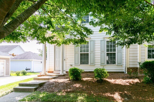 Building Photo - Peaceful 3-Bed, 2-Bath End Unit Townhome in Powell Place