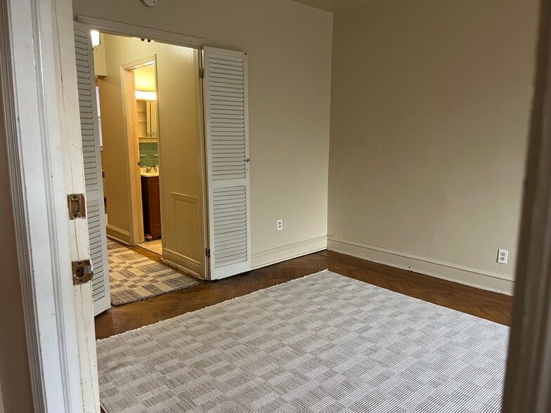 Building Photo - 3427 Sheffield Ave