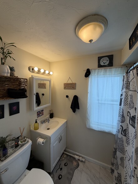 Building Photo - 66 Pleasant St