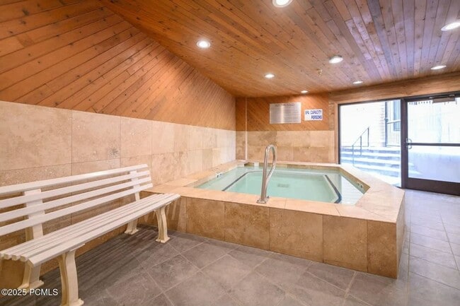 Building Photo - Carriage House Furnished Condo Available Now