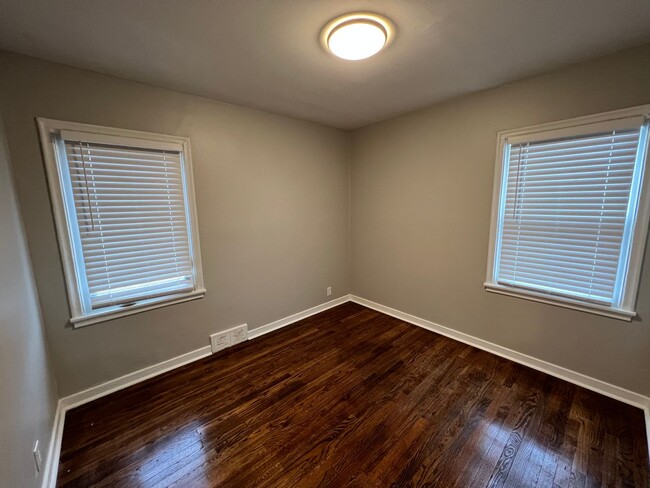 Building Photo - Fully Remodeled 2 Bed 1 Bath!!