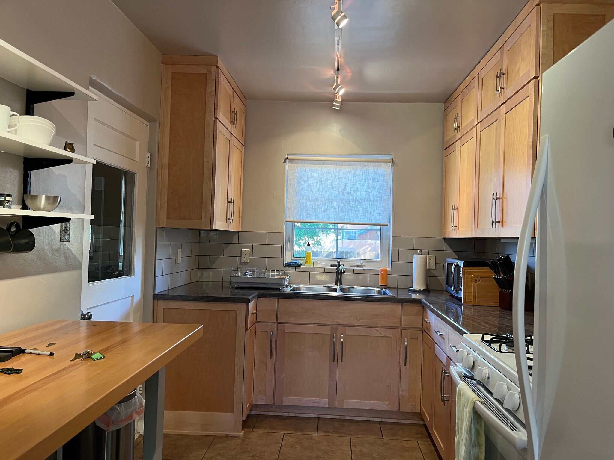 Building Photo - 732 Loma Vista Dr NE