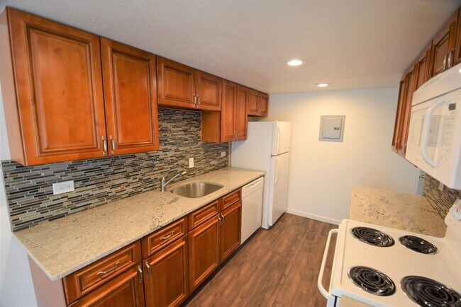 Building Photo - 2 Bedroom Condo Available at The Meadows